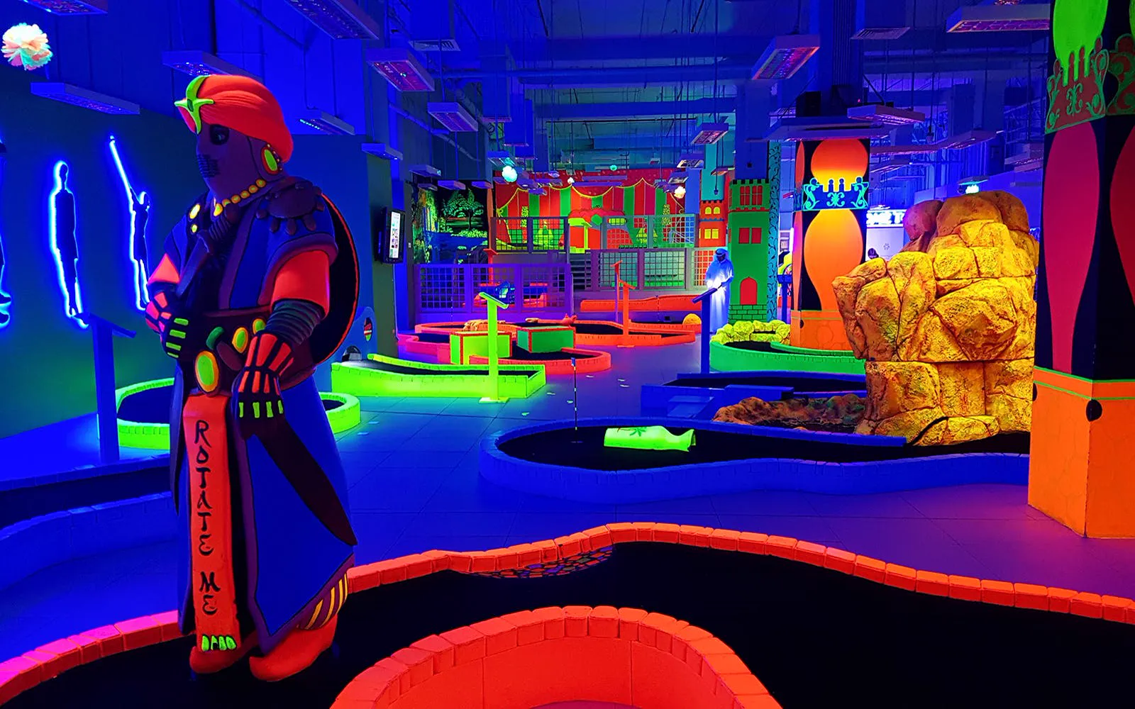 ميني غولف متوهج ثلاثي الأبعاد في JBR — 3D Blacklight Minigolf