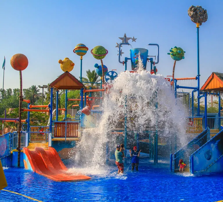 מתחם משחקי מים לילדים עם דלי ענק ששופך מים