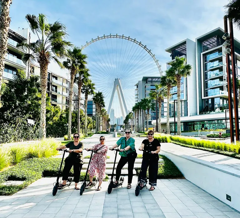 סיור קורקינט חשמלי מודרך במרינה, JBR ובלווטרס, סיור פרטי