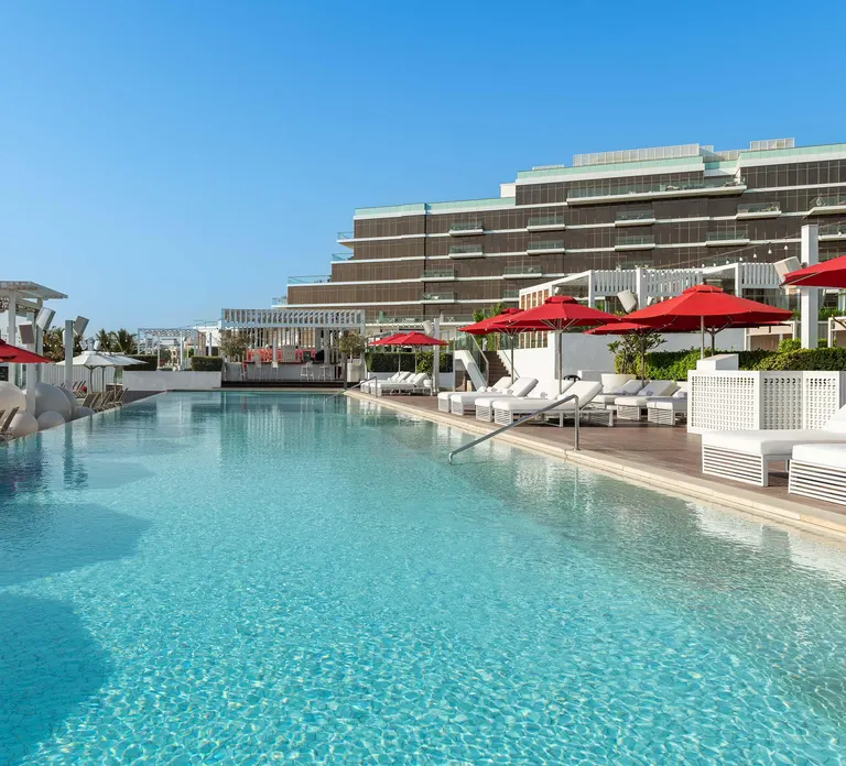 Fluid Beach Club في Th8 Palm: مسبح وشاطئ وغداء