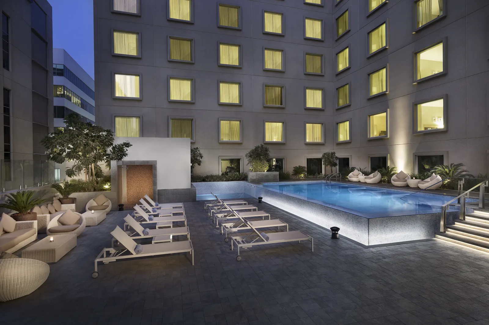 Hilton Garden Inn Dubai, Mall Avenue