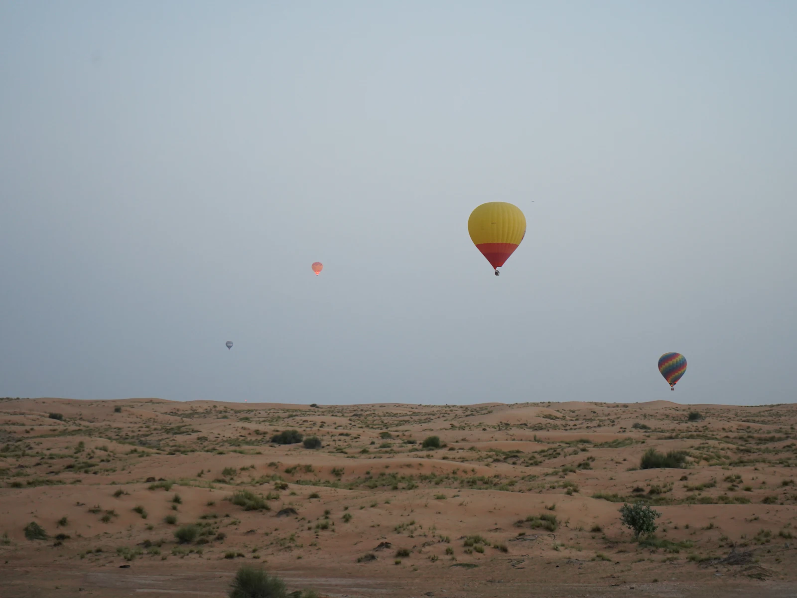 منطاد فوق الصحراء