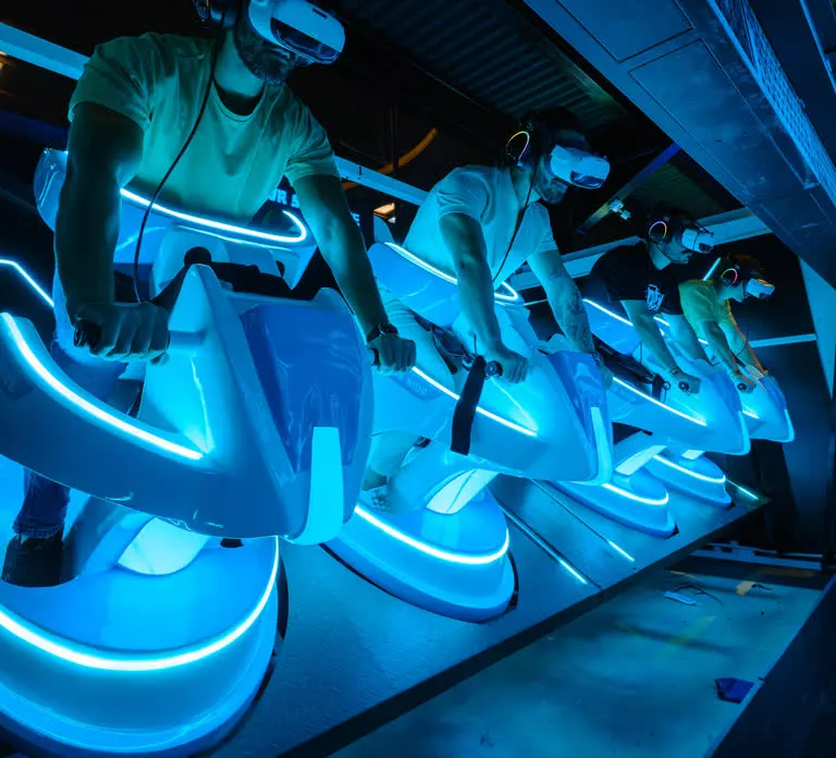 משחק VR שבו רוכבים על אופנועים זוהרים