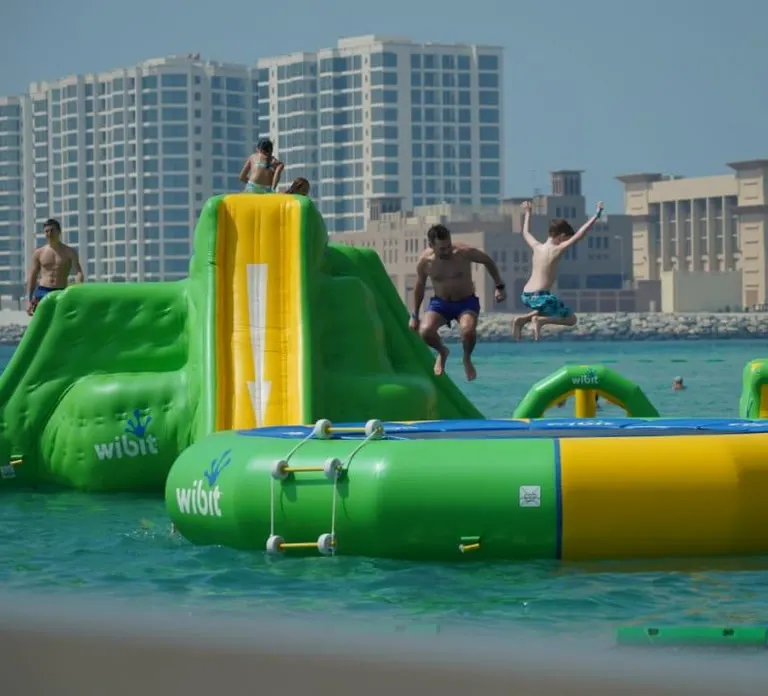 קופצים מהמגלשה המתנפחת אל המים