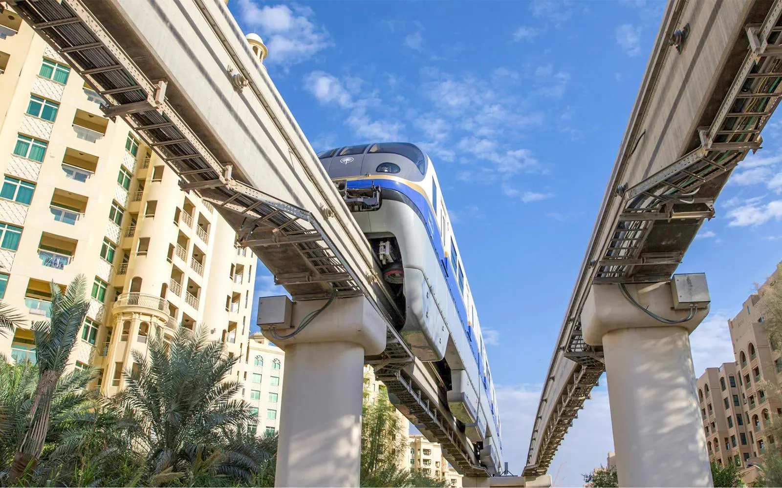 רכבת מונורייל בין בניינים בדקל ג'ומיירה
