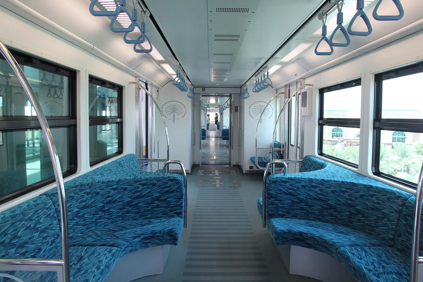 פנים קרון המונורייל של פאלם ג'ומיירה עם מושבים כחולים ואחיזות