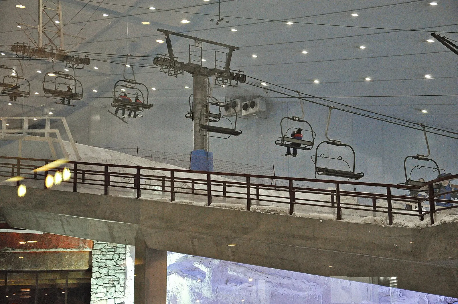 כיסאות הרכבל עולים מעל גשר בתוך אולם השלג