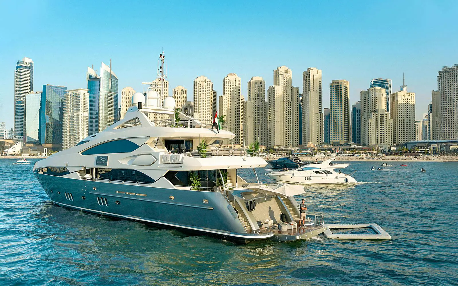 ארוחת VIP על סופר-יאכטה Sunseeker עם DJ וסקסופון