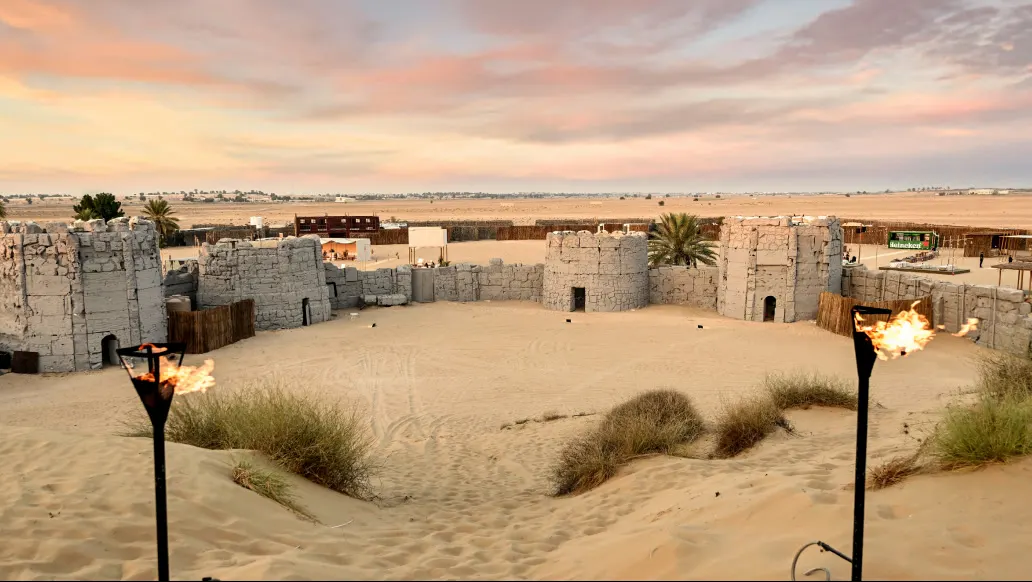 חוויית המדבר The Fort ליסאילי: ארוחת BBQ, גמלים ומופע אש